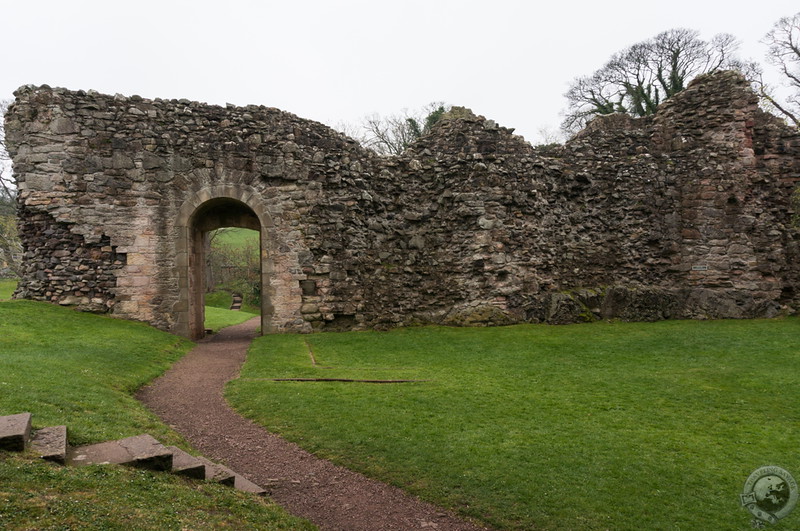 Hailes's Castle ruined curtain wall