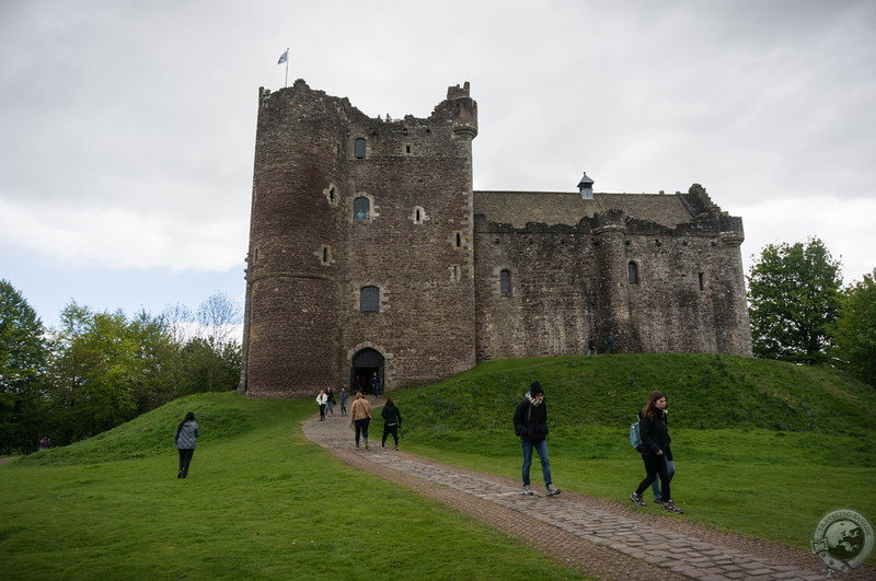Crowds beseige Doune Castle
