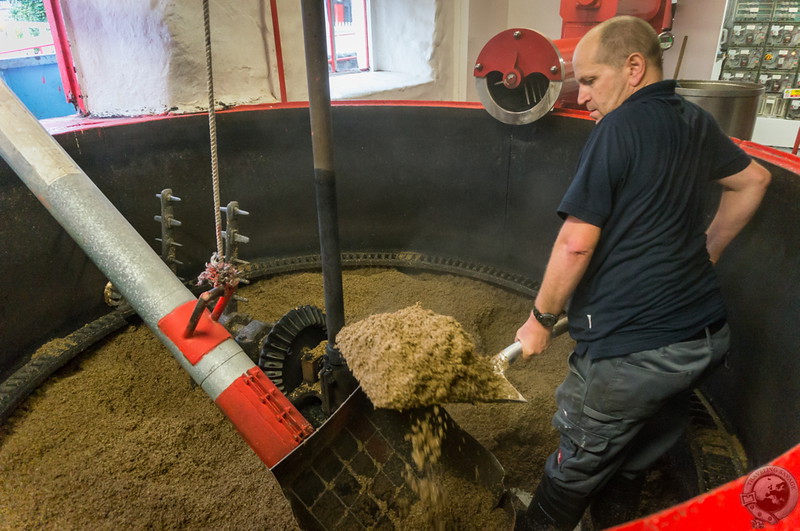 Manual labor: Shoveling out the draff from the mash tun