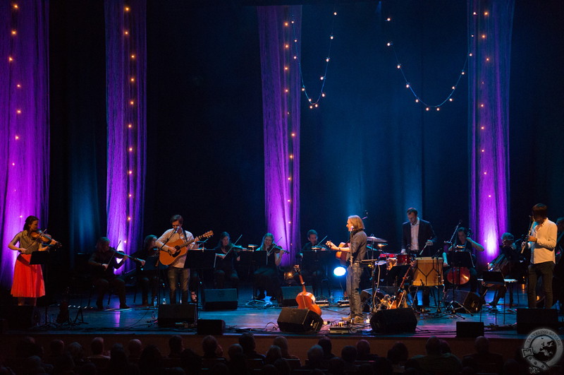 Dougie MacLean and friends setting up